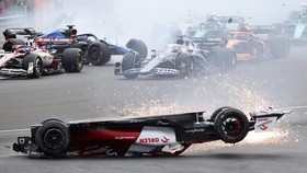 FOTO: Detik-detik Kecelakaan Mengerikan Zhou Guanyu di F1 GP Inggris