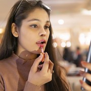 Ingin Tampil Natural, Mending Pakai Lip Tint atau Lip Stain? Simak Perbedaannya di Sini!