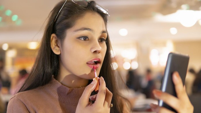 Ingin Tampil Natural, Mending Pakai Lip Tint atau Lip Stain? Simak Perbedaannya di Sini! Ingin Tampil Natural, Mending Pakai Lip Tint atau Lip Stain? Simak Perbedaannya di Sini!
