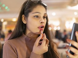 8 Rekomendasi Lipstik untuk Bibir Kering dan Mengelupas