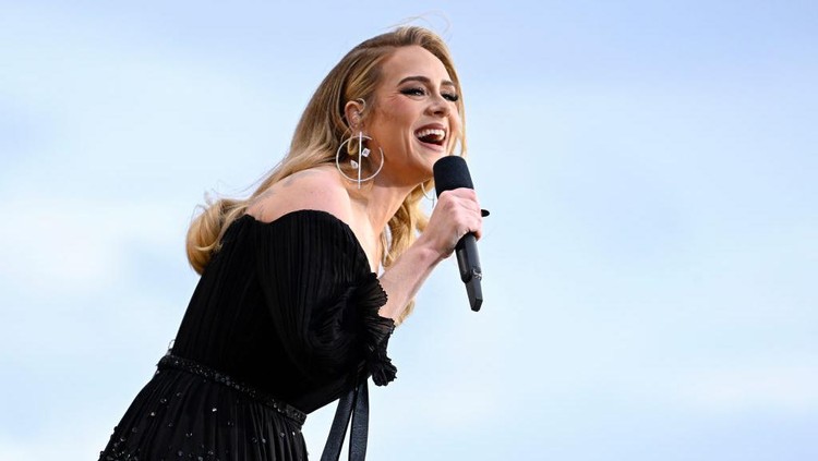 1406270348 LONDON, ENGLAND - JULY 01: Adele performs on stage as American Express present BST Hyde Park in Hyde Park on July 01, 2022 in London, England. (Photo by Gareth Cattermole/Getty Images for Adele)