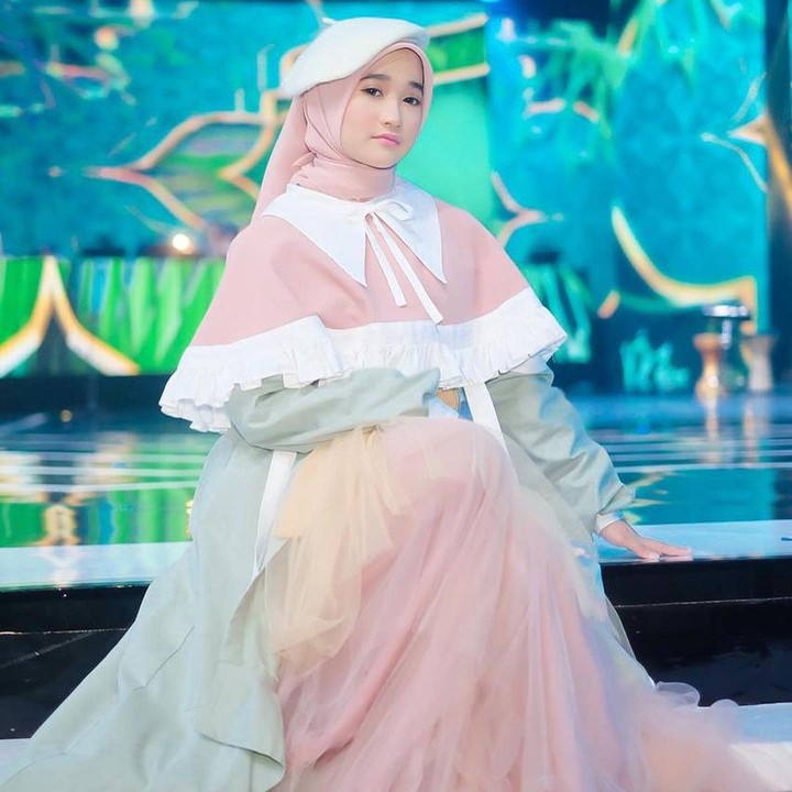 <p>Berbeda dengan penampilannya saat berkuda. Ini potret Aisha ketika memakai <em>dress</em>. Terlihat anggun dan cantik ya, Bunda. (Foto: Instagram @aishakeem15)</p>