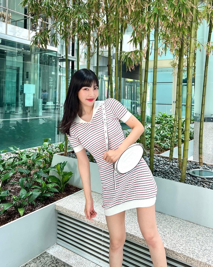 'Cewek kue' identik sama outfit yang penuh motif dan juga warna. Seperti ide OOTD dari Joy RV kali ini. Mini dress dengan striped warna-warni dipadu sling bag putih bikin penampilan chic abis! (Foto: instagram/_imyour_joy).