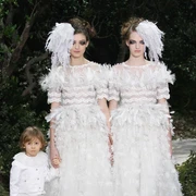 Intip Gaun Pengantin Paling Dramatis dari Koleksi Chanel Haute Couture! Ada yang Terinspirasi Pesawat Terbang