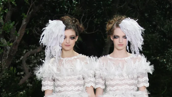 img-title Intip Gaun Pengantin Paling Dramatis dari Koleksi Chanel Haute Couture! Ada yang Terinspirasi Pesawat Terbang