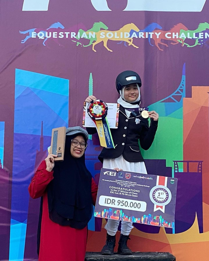 Aisha putri sulung Irfan Hakim sudah meraih banyak prestasi di kompetisi pacu kuda. Meski menggeluti olahraga berkuda, Aisha tetap tampil keren dengan berhijab.
