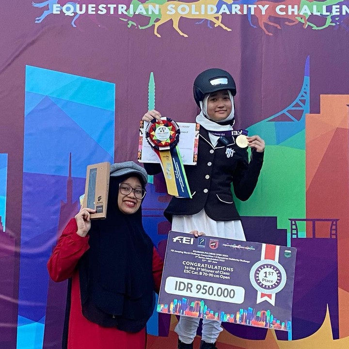 <p>Di usia remajanya, Aisha menekuni hobi yang tak biasa, yakni berkuda. Kecintaannya terhadap hal itu membuat Aisha berhasil meraih banyak prestasi. (Foto: Instagram @aishakeem15)</p>