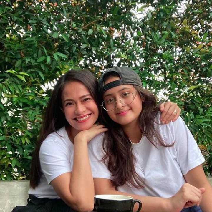 <p>Ersa Mayori kini menjadi orang tua yang berbahagia bahwa anaknya diterima di salah perguruan tinggi negeri terbaik di Indonesia. Anak gadisnya yang bernama Kika Vairana akan berkuliah di ITB. (Foto: Instagram @ersamayori)</p>