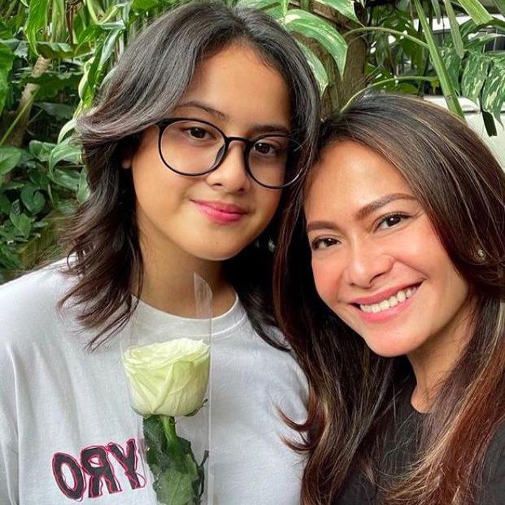 <p>Bagaimana pun, Ersa Mayori tetap bangga sebagai ibunda. "Bismillah masuk babak baru jadi orang tua! Selamat ya Kak @kikavairana , we're so proud of you!" tulisnya. (Foto: Instagram @ersamayori)</p>