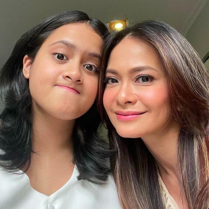 <p>Meski bahagia, perasaan Ersa Mayori tetap campur aduk. Ia mellow lantaran Kika akan jauh dari anaknya. (Foto: Instagram @ersamayori)</p>