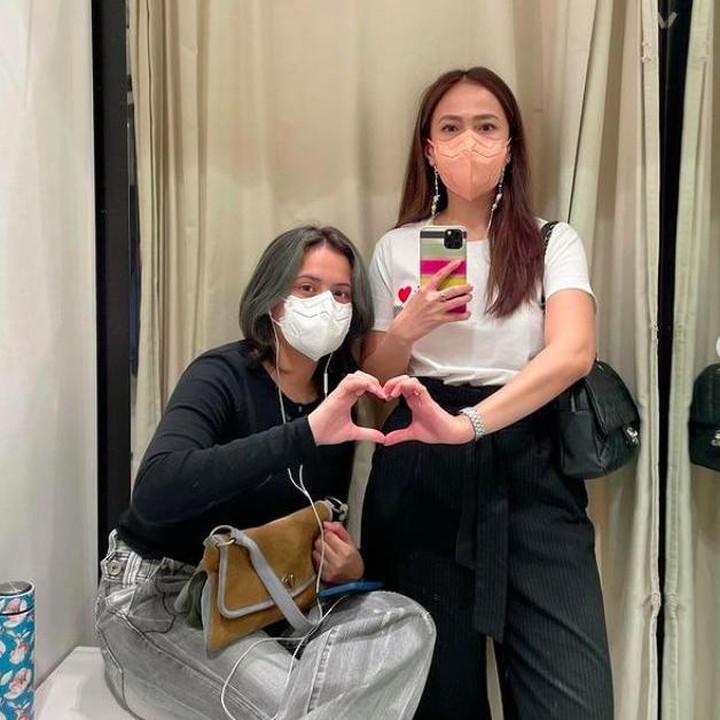 <p>Ersa Mayori memang dekat dengan kedua putrinya, alhasil melepas si sulung untuk merantau pun pastinya terasa berat. (Foto: Instagram @ersamayori)</p>