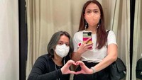 <p>Ersa Mayori memang dekat dengan kedua putrinya, alhasil melepas si sulung untuk merantau pun pastinya terasa berat. (Foto: Instagram @ersamayori)</p>