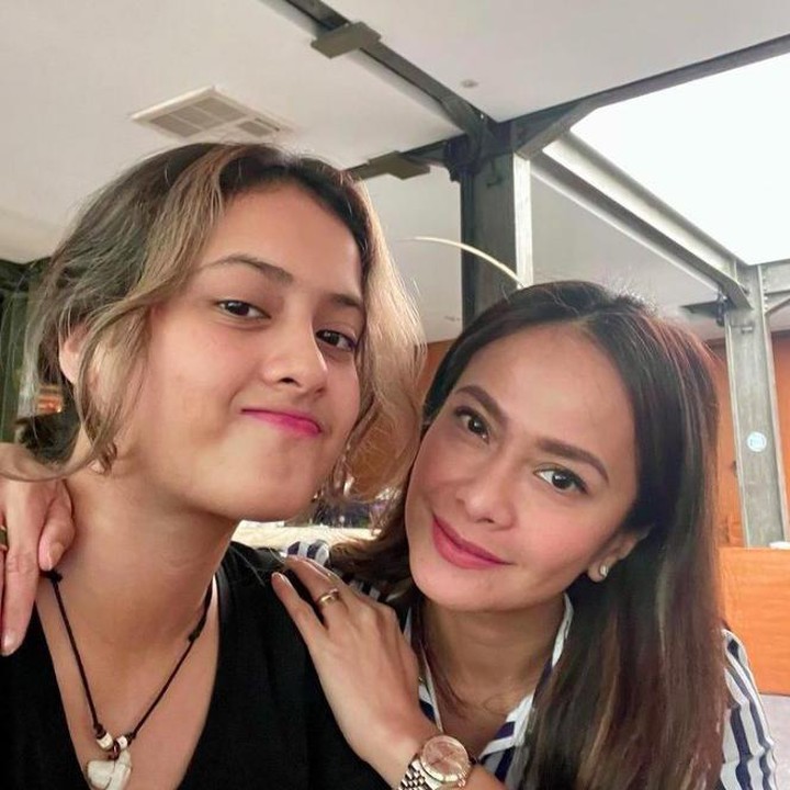 <p>"Siap-siap belajar LDR sama anak gadis. Yup, bulan depan Kika bakal jadi mahasiswa di Bandung. Perasaan campur aduk banget! Bahagia Kika diterima di kampus impiannya, tapi mellow bakalan jauh dari anak gadis. Walau Bandung deket tetep aja enggak bisa ketemu setiap hari lagi," tulis Ersa Mayori di Instagram. (Foto: Instagram @ersamayori)</p>