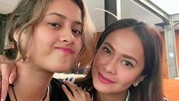 <p>"Siap-siap belajar LDR sama anak gadis. Yup, bulan depan Kika bakal jadi mahasiswa di Bandung. Perasaan campur aduk banget! Bahagia Kika diterima di kampus impiannya, tapi mellow bakalan jauh dari anak gadis. Walau Bandung deket tetep aja enggak bisa ketemu setiap hari lagi," tulis Ersa Mayori di Instagram. (Foto: Instagram @ersamayori)</p>