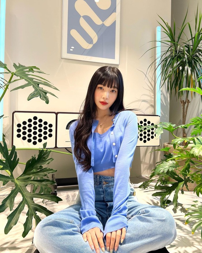 Penyuka outfit crop top wajib coba OOTD Joy RV yang satu ini. Kamu bisa memadukan cardigan crop top biru dengan kulot jeans. Look bernuansa biru ini bikin tampilan kamu terlihat adem, lho. (Foto: instagram/_imyour_joy).