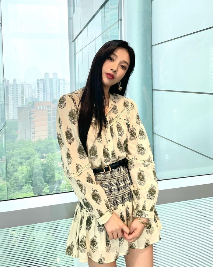 Mau tampil kalem? Coba outfit ala Joy RV ini, Beauties! Pemakaian shirt dress bermotif bohemian dengan belt warna hitam bikin look kamu terlihat feminin. (Foto: instagram/_imyour_joy).