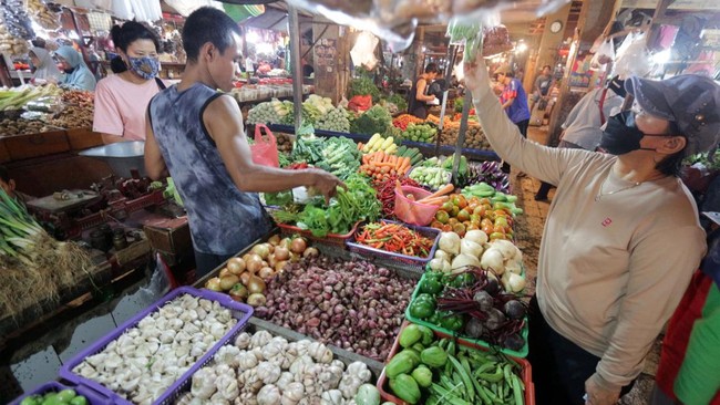 Ikatan Pedagang Pasar Indonesia (IKAPPI) memprediksi harga bahan pokok bakal melonjak hingga 75 persen pada periode libur Natal 2023 dan Tahun Baru 2024.