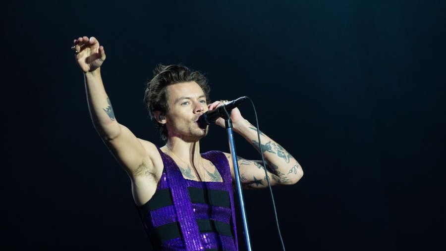 Harry Styles COVENTRY, ENGLAND - MAY 29: Harry Styles performs on the Main Stage at War Memorial Park on May 29, 2022 in Coventry, England. (Photo by Joseph Okpako/WireImage)