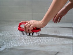 Mudah! Ini 4 Cara Bersihkan Noda Sabun Membandel di Kamar Mandi