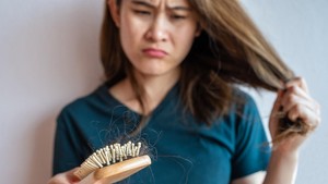 Rambut Tipis karena Sering Rontok? Ini 6 Cara Kembalikan Rambut Tebal yang Bisa Dicoba di Rumah