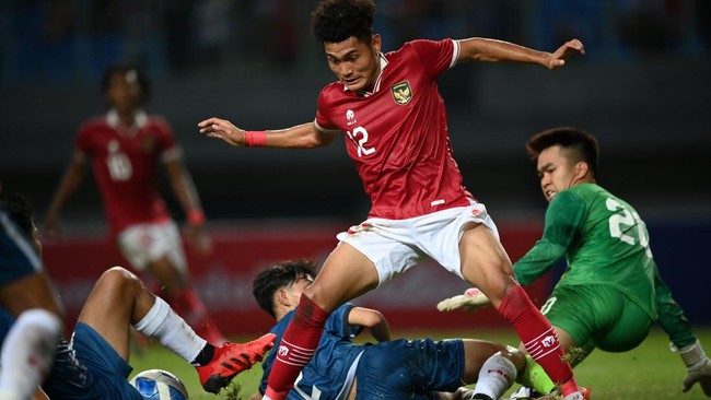 Timnas Indonesia tampil dengan formasi berbeda lagi saat melawan Vietnam di Piala AFF 2024, ada pula tiga bek kiri dan tiga debutan.