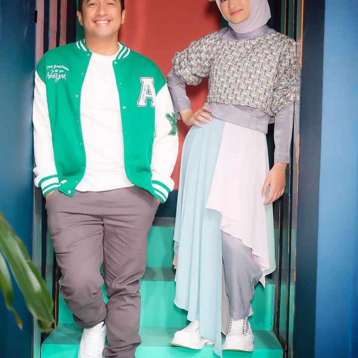 <p>Ini potret cantiknya bersama sang ayah, Irfan Hakim. Aisha tampak <em>stylish</em> mengenakan <em>outfit</em> bernuansa abu-abu. (Foto: Instagram @aishakeem15)</p>