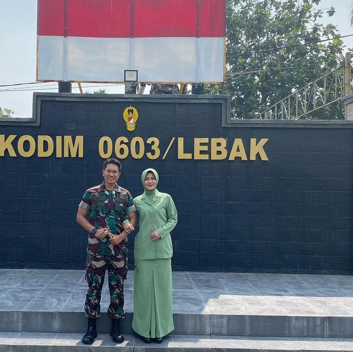 <p>Juliana Moechtar menikah dengan Perwira TNI Letkol Infanteri Nur Wahyudi pada 27 Mei 2022 lalu. (Foto: Instagram @julianamoechtar)<br /><br /><br /></p>