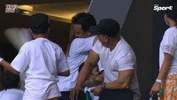 <p>Vincent tak lupa memberikan pelukan balasan kepada sang istri, Irfita Karina Karamoy. Keduanya terlihat berbagi pelukan yang hangat ketika merayakan kemenangan Vincent. (Foto: YouTube VINDES)</p>