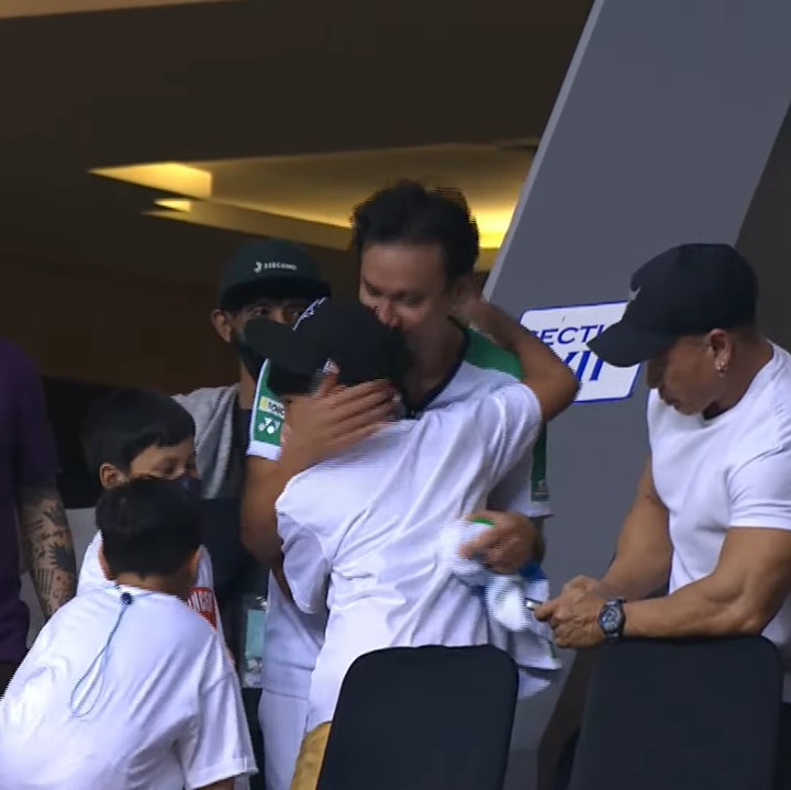 <p>Vincent Rompies menjadi pemenang di acara Tepok Bulu melawan Valentino 'Jebret' Simanjuntak pada Minggu (3/7/22). Di momen itu, Vincent memperlihatkan keluarganya yang jarang terekspose di hadapan publik. (Foto: YouTube VINDES)</p>