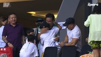 <p>Keluarga Vincent Rompies bersorak-sorai ketika melihat pria berusia 42 tahun itu memenangkan pertandingan. Si Kecil turut bersemangat melihat sang Ayah keluar sebagai pemenang. (Foto: YouTube VINDES)<br /><br /><br /></p>