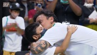 7 Potret Haru Vincent Rompies Menang Tepok Bulu, Peluk Anak dan Istri yang Jarang Terekspose
