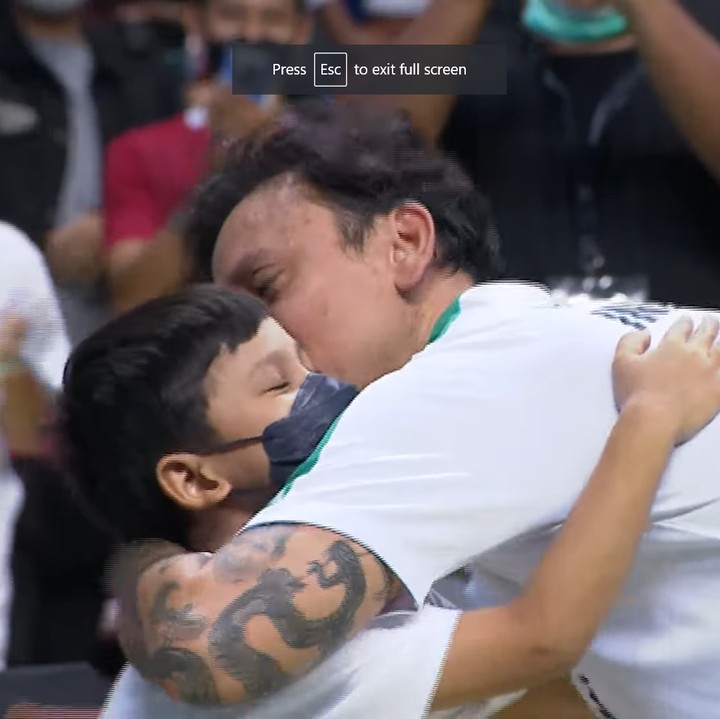 <p>Momen hangat begitu terasa ketika Vincent Rompies memeluk putranya, usai melakukan <em>fist bump</em> bersama Si Kecil. (Foto: YouTube VINDES)</p>
