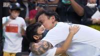 <p>Momen hangat begitu terasa ketika Vincent Rompies memeluk putranya, usai melakukan fist bump bersama Si Kecil. (Foto: YouTube VINDES)<br /><br /><br /></p>