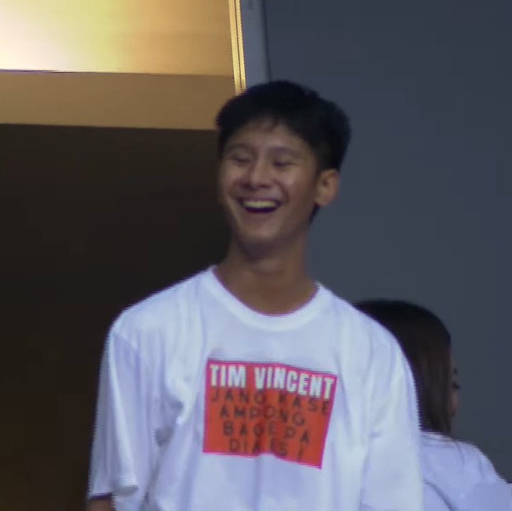 <p>Keceriaan juga terlihat jelas di wajah putra sulungnya, Farrel Legolas. Sosok anak Vincent yang tampan juga menjadi sorotan di momen ini. (Foto: YouTube VINDES)</p>