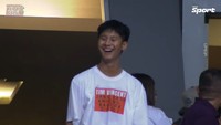 <p>Keceriaan juga terlihat jelas di wajah putra sulungnya, Farrel Legolas. Sosok anak Vincent yang tampan juga menjadi sorotan di momen ini. (Foto: YouTube VINDES)<br /><br /><br /></p>