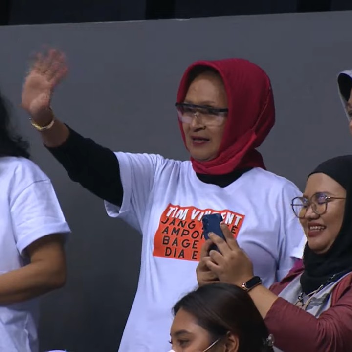 <p>Enggak cuma anak-anak, ibunda Vincent turut hadir menyaksikan pertandingan. Ia tak henti memberikan dukungan dari bangku penonton ketika sang putra bertanding. (Foto: YouTube VINDES)</p>