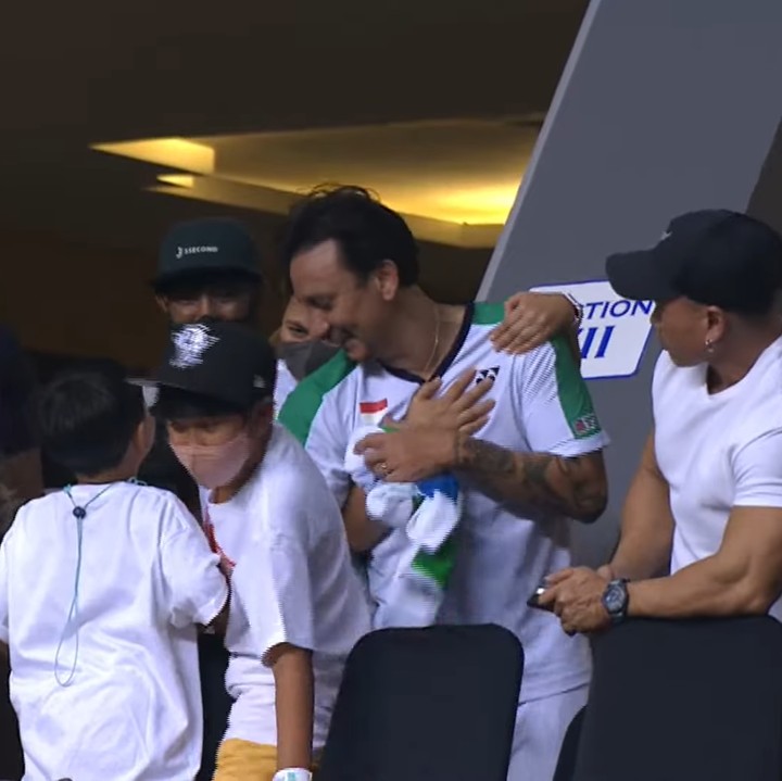 <p>Vincent Rompies juga mendapat kejutan dari sang istri yang memberikan pelukan dari belakang. (Foto: YouTube VINDES)</p>