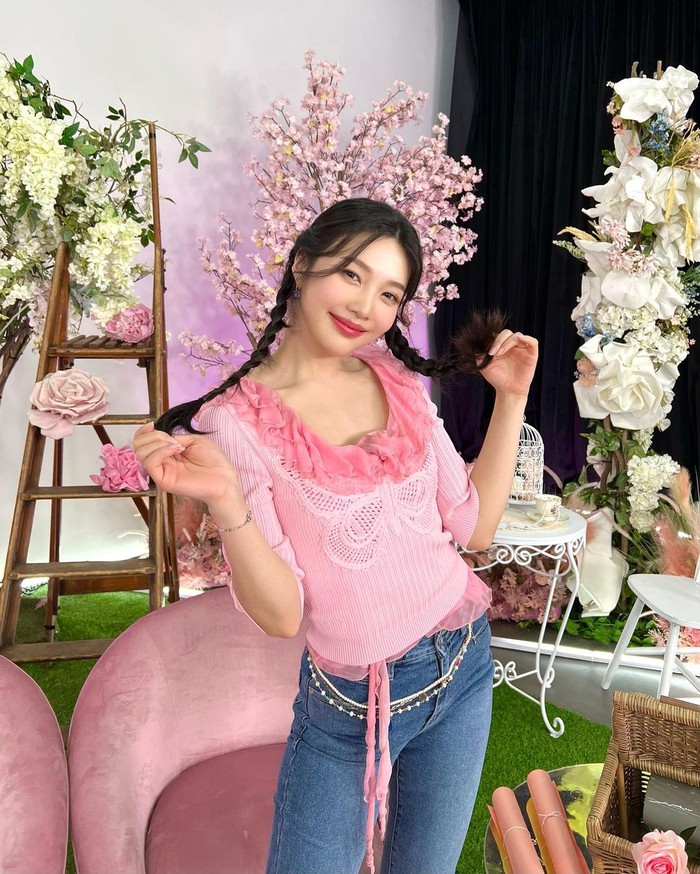Masih seputar outfit warna-warni, OOTD Joy RV kali ini cocok buat kamu penyuka warna pink. Kamu bisa memadukan blouse berlengan 3/4 dengan celana jeans. Tampilan yang simple tapi cantik siap bikin kamu terlihat cheerful. (Foto: instagram/_imyour_joy).