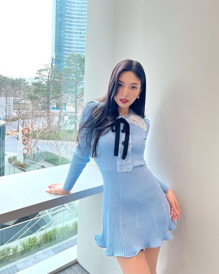 Nggak kalah cantik dari dress sebelumnya, buat kamu yang mau tampil feminin bisa tiru OOTD 'cewek kue' ala Joy RV satu Ini. Outfit knit mini dress warna biru dengan detail pita di bagian kerah, bikin look kamu terlihat fresh! (Foto: instagram/_imyour_joy).