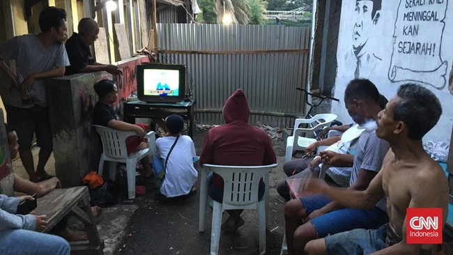 Warga korban kebakaran tak bisa jauh dari kehidupan Pasar Gembrong. Mereka bekerja serabutan di pasar tersebut dan berharap revitalisasi segera rampung.