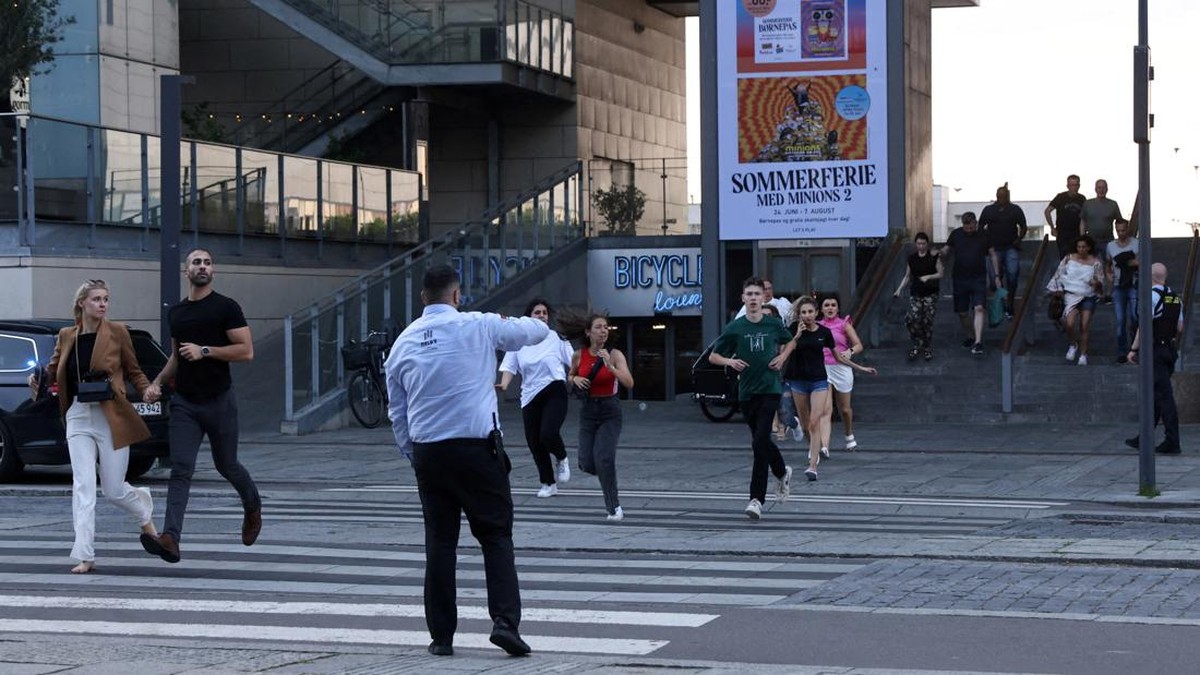 FOTO: Panik Warga saat insiden Penembakan di Mal Kopenhagen