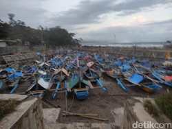 Ombak Tinggi di Pantai Jayanti, Nelayan Cianjur Setop Melaut