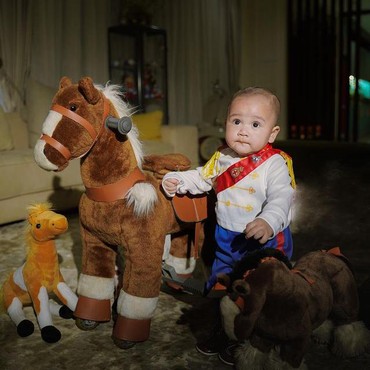 7 Pemotretan Rayyanza Pakai Kostum Pangeran 'Royal Prince of Andara'