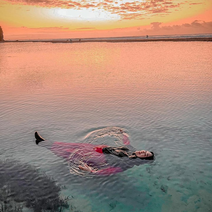 <p>Ricis dengan bebas berenang di lautan dengan perut besarnya. Secara medis, berenang saat hamil bermanfaat untuk mengencangkan otot sehingga bisa membantu untuk mendorong Si Kecil saat lahiran lho. (Foto: Instagram @riaricis1795)</p>
