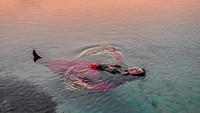 <p>Ricis dengan bebas berenang di lautan dengan perut besarnya. Secara medis, berenang saat hamil bermanfaat&nbsp;untuk mengencangkan otot sehingga bisa membantu untuk mendorong Si Kecil saat lahiran lho. (Foto: Instagram @riaricis1795)</p>
