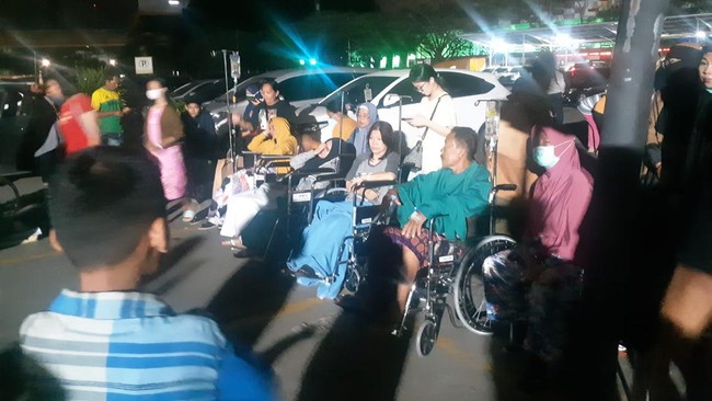 Kebakaran terjadi di RS Siloam Sriwijaya di Palembang, Sumatera Selatan (Sumsel) pada Senin (4/7) malam. Puluhan pasien dievakuasi karena peristiwa tersebut.