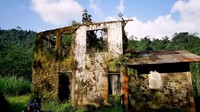 7 Potret Rumah Tua Terbengkalai di Dekat Curug Pengantin Banyumas