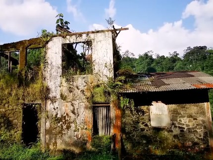 7 Potret Rumah Tua Terbengkalai di Dekat Curug Pengantin Banyumas