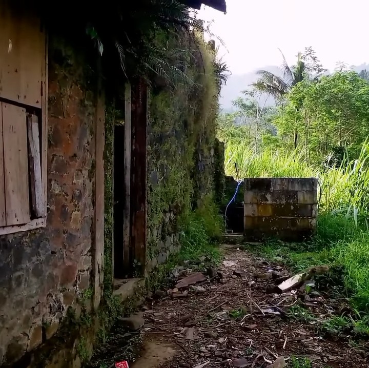 <p>Sayangnya saat dikunjungi oleh sang YouTuber, rumah tersebut sedang ditinggal oleh kosong. Sehingga, tidak diketahui dengan jelas bagaimana sosok tersebut menjalani kesehariannya di sana. (Foto: YouTube Jejak Bang Ibra)</p>