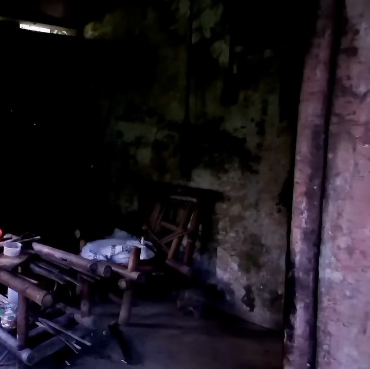 <p>Namun, di sisi lain rumah yang jauh dari pemukiman warga ini masih terdapat bagian yang lebih terawat, Bunda. Enggak hanya itu, terdapat sisa makanan pula yang memperkuat dugaan bahwa bangunan tersebut memang masih dihuni seseorang. (Foto: YouTube Jejak Bang Ibra)<br /><br /><br /></p>
